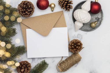Boş beyaz noel kartı kompozisyonu. Köknar dalı, şenlikli denizler