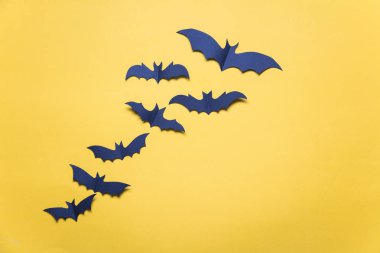 Turuncu bir arka plan üzerinde Halloween kağıt vampir yarasa süslemeleri.