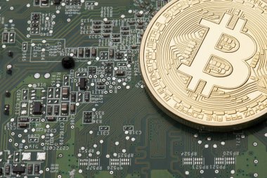 Bir devre kartı arka plan üzerinde altın Bitcoin sanal para birimi