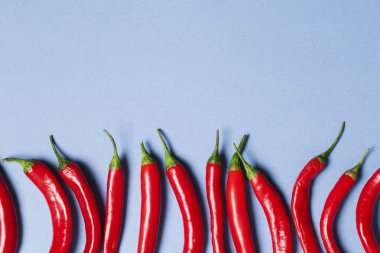 Kırmızı biber açık mavi arka plan üzerinde düzenlenmiş