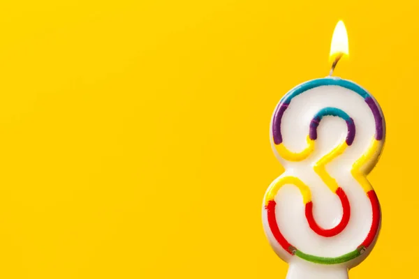 Bougie de célébration d'anniversaire numéro 3 contre un bac jaune vif — Photo