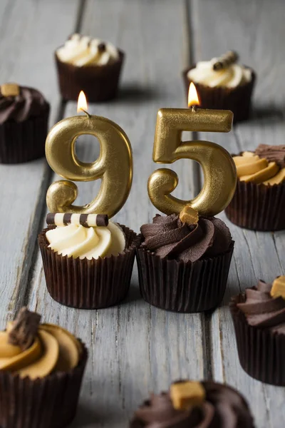 Číslo 95 oslavné narozeninové koláčky na dřevěném pozadí — Stock fotografie