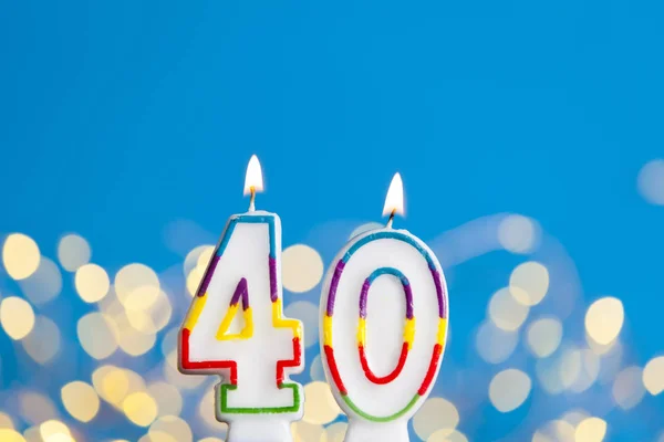 数字40生日庆祝蜡烛对明亮的灯光 — 图库照片