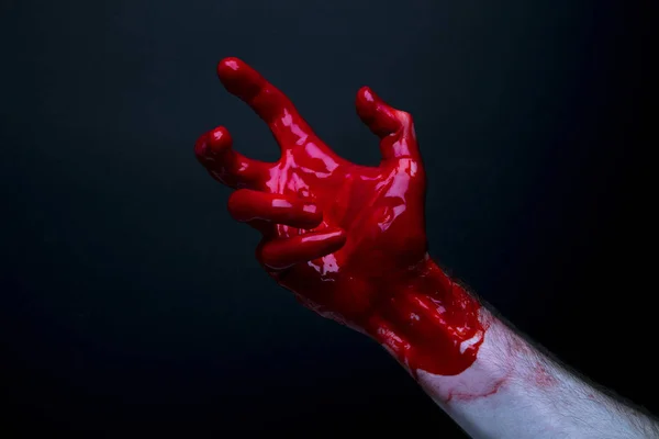 暗い背景に血まみれの手。ハロウィーンホラーコンセプト — ストック写真