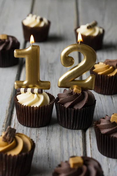 Zahl 12 Feier Geburtstag Cupcakes auf einem hölzernen Hintergrund — Stockfoto