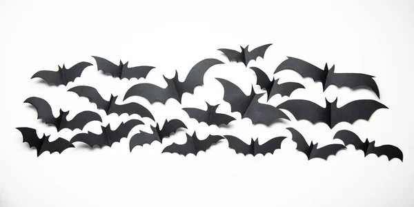 Decorazioni di pipistrello di carta di Halloween su sfondo bianco . — Foto Stock