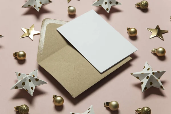 Шаблон різдвяних листівок сміється. Порожня картка з конвертом на штифті — стокове фото