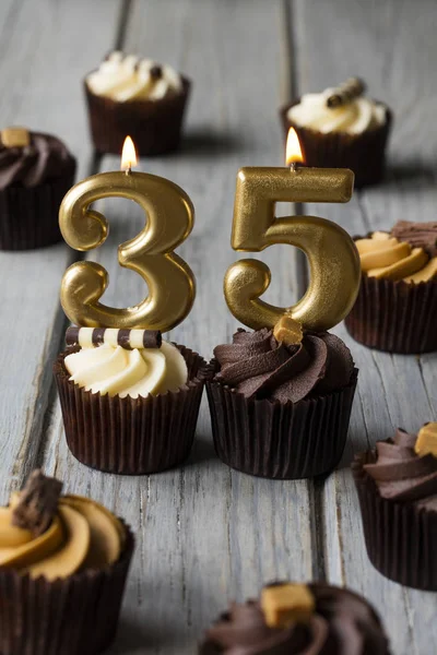 Celebración número 35 cupcakes de cumpleaños sobre un fondo de madera —  Fotos de Stock