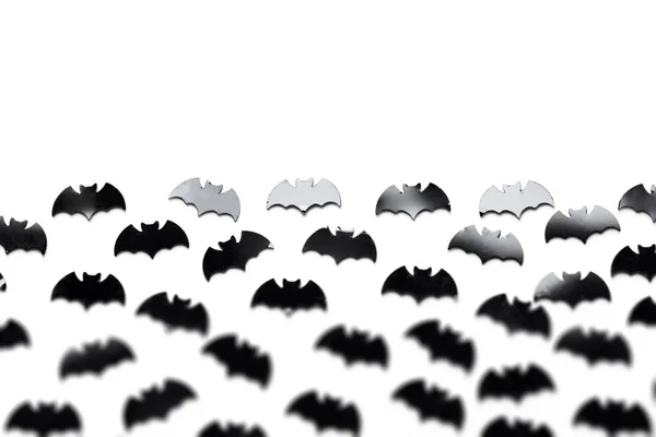 Zwarte vleermuis vormen op een witte achtergrond. Halloween achtergrond — Stockfoto