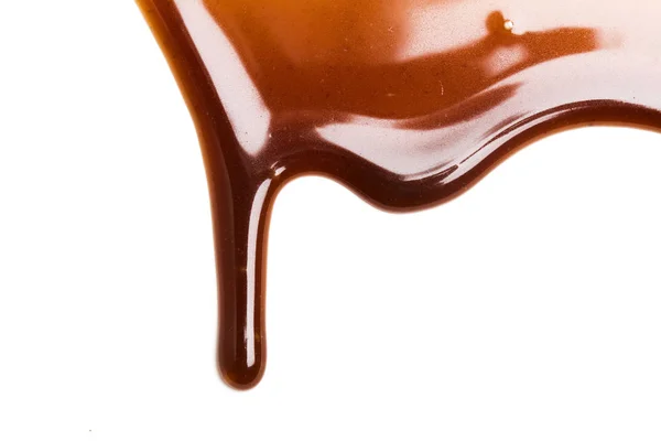 Goutte de sauce au caramel au chocolat sur fond blanc uni — Photo
