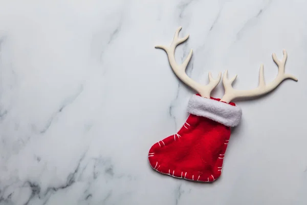 Kerst Rendier geweien en kous op een marmeren achtergrond — Stockfoto