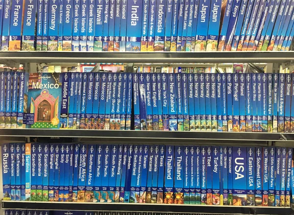 A gyűjtemény a Lonely Planet útikönyvek különböző országok — Stock Fotó