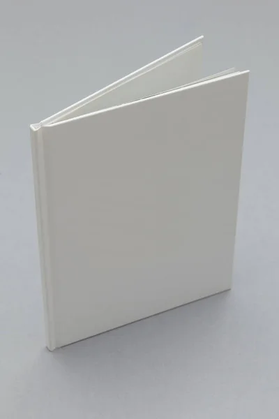하드 백 책 모형. 회색 배경의 흰색 책 — 스톡 사진