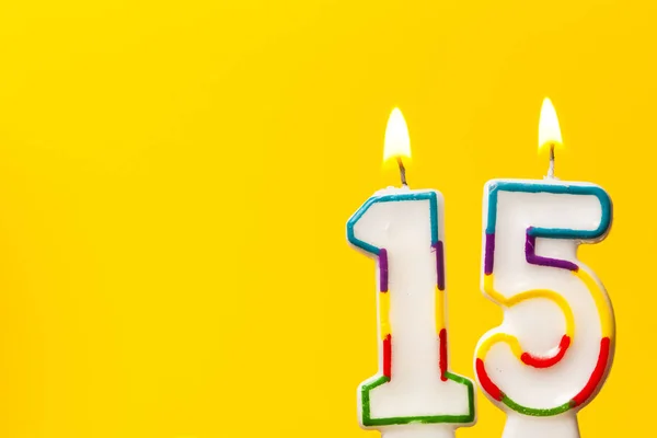 Número 151 aniversário celebração vela contra um b amarelo brilhante — Fotografia de Stock