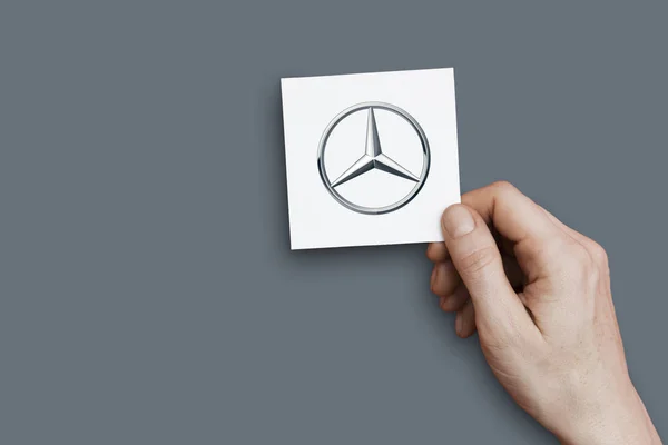 LONDRES, ROYAUME-UNI - 26 octobre 2018 : Main tenant un rondin Mercedes Benz — Photo