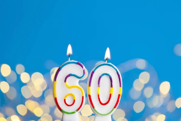 Número 60 aniversário celebração vela contra um luzes brilhantes e — Fotografia de Stock