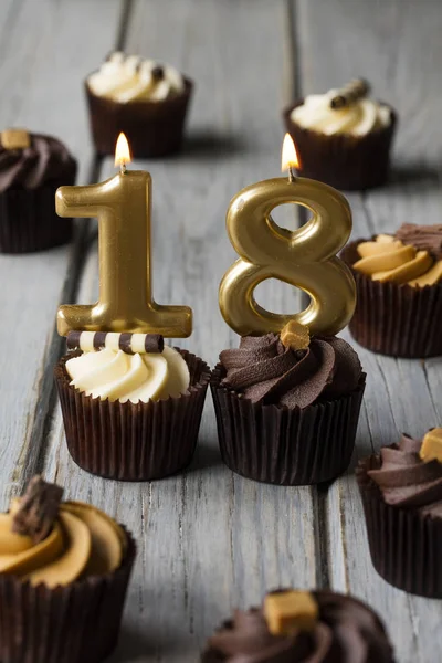 Zahl 18 Feier Geburtstag Cupcakes auf einem hölzernen Hintergrund — Stockfoto