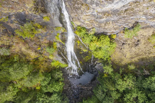 Aerial Drone utsikt över ett vackert vattenfall och sjö — Stockfoto