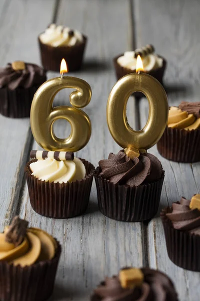 Nummer 60 viering verjaardag cupcakes op een houten achtergrond — Stockfoto