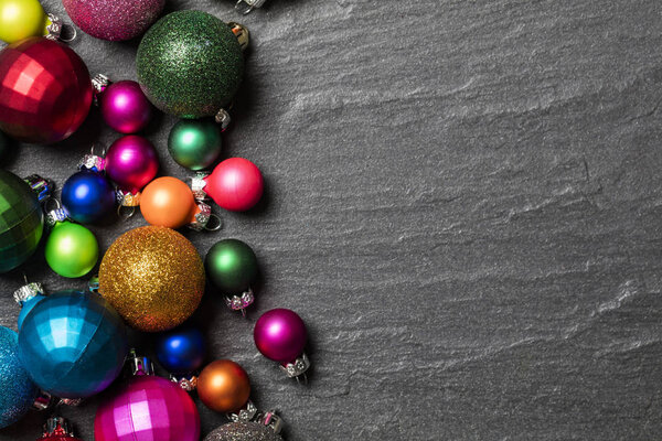 Праздничные рождественские безделушки на заднем плане
