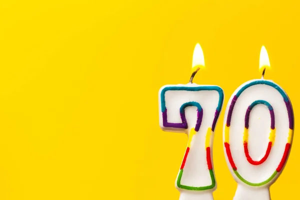 Szám 70 születésnapi ünnepség gyertya ellen világos sárga ba — Stock Fotó