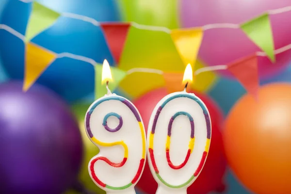 Feliz aniversário número 90 vela celebração com balão colorido — Fotografia de Stock