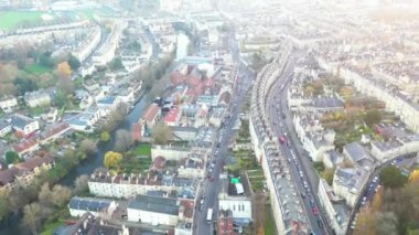 Gündüz evlerin yüksek görünümü ve eski şehir trafiği 