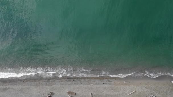 Vista Elevada Praia Rochosa Com Ondas Mar Durante Dia — Vídeo de Stock