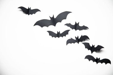 Beyaz bir arka plan üzerinde Halloween kağıt yarasa süslemeleri.