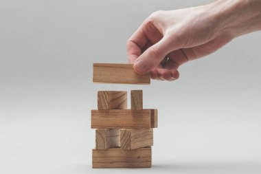 Erkek el istifleme ahşap bloklar. İş geliştirme ve büyüme