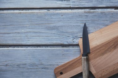 Rustik ahşap tahta backgroun ahşap doğrama tahtası ve bıçak