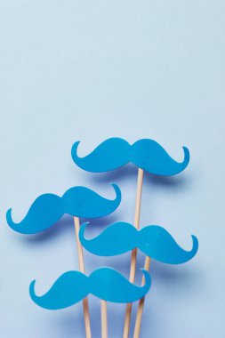 Mavi arka plan üzerinde mavi bıyık. Prostat kanseri farkındalık m