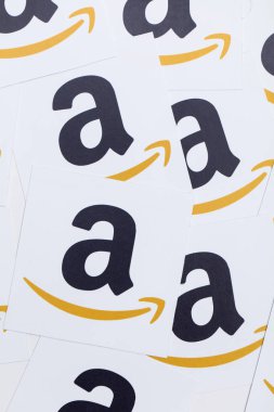 Amazon logosu kağıda basılmış. Amazon en büyük online ret olduğunu