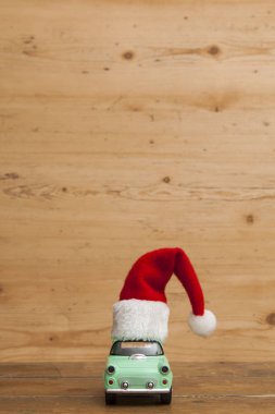 Noel arka plan konsepti. Noel Baba şapkalı oyuncak araba 