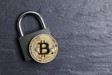 Bitcoin güvenlik konsepti. Asma kilitli altın sikke