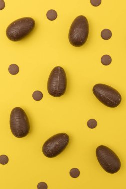 Parlak sarı arka planda çikolata Paskalya yumurtası. Paskalya Holi