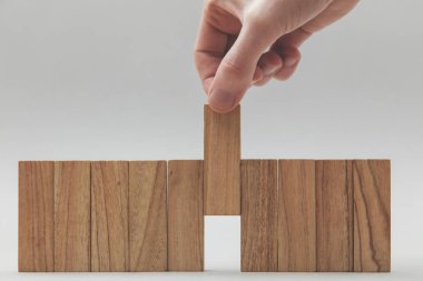 Erkek el bir çizgi içinde ahşap bloklar istifleme. İş geliştirme