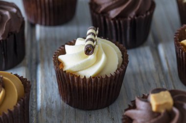 Bir çikolata, karamel ve vanilya krema ile dekore Cupcakes