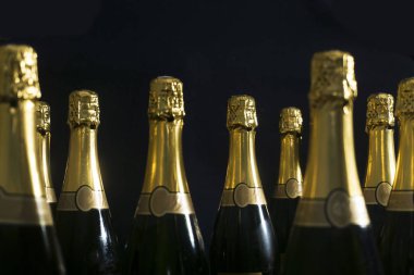 Şampanya veya prosecco şişeleri koleksiyonu