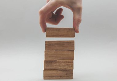 Erkek el istifleme ahşap bloklar. İş geliştirme ve büyüme