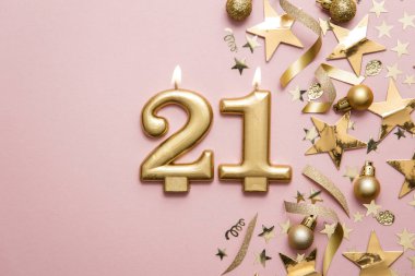 Yıldız ve ışıltılı arka plan üzerinde Sayı 21 altın kutlama mum