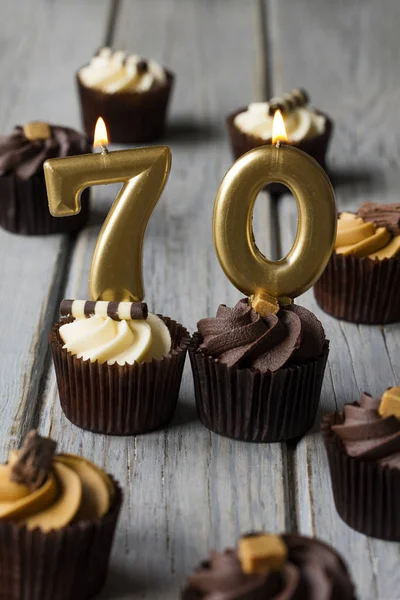 Číslo 70 oslavné narozeninové koláčky na dřevěném pozadí — Stock fotografie