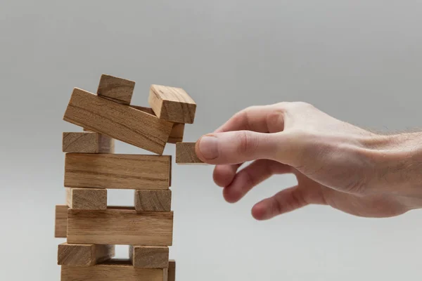 Mannelijke hand stapelen houten blokken. Business Development en growt — Stockfoto