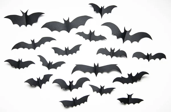 Halloween-Dekorationen aus Papier Fledermaus auf weißem Hintergrund. — Stockfoto