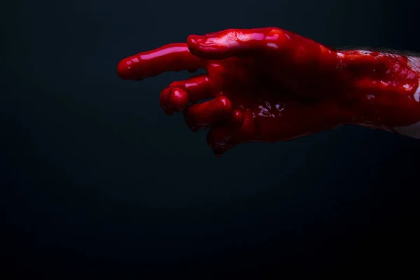 暗い背景に血まみれの手。ハロウィーンホラーコンセプト — ストック写真