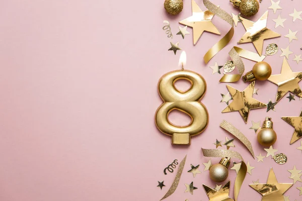 Nummer 8 gouden viering kaars op ster en glitter achtergrond — Stockfoto