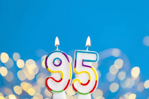 Número 95 vela de celebración de cumpleaños contra una luz brillante un —  Fotos de Stock
