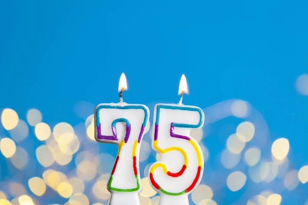 Szám 75 születésnapi ünnepség gyertya ellen egy fényes fények — Stock Fotó