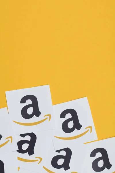 Logo Amazon wydrukowane na papierze. Amazon jest największym online RET — Zdjęcie stockowe