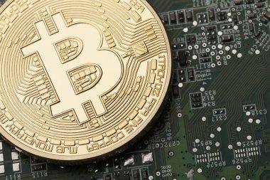 Bir devre kartı arka plan üzerinde altın Bitcoin sanal para birimi